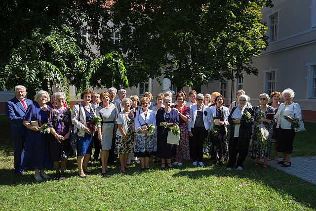 Díszdiplomások köszöntése az intézményben.