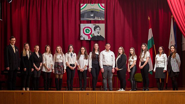 A műsorban szereplő hallgatók és felkészítő oktatóik.