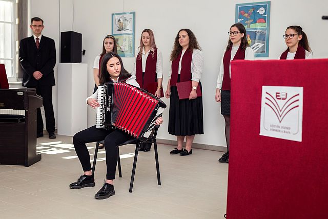 Bozsánovics Maja harmonikajátéka.