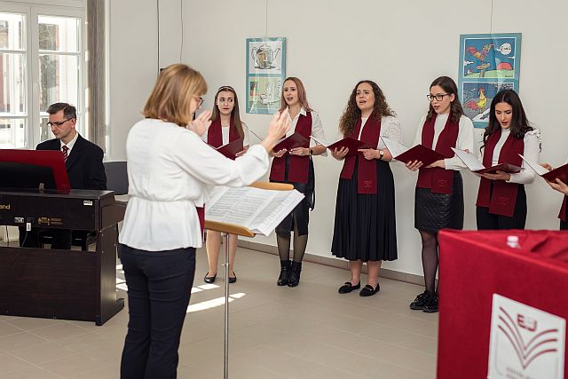 Az Eötvös József Főiskola Nőikarának előadásában népszerű darabok csendültek fel.