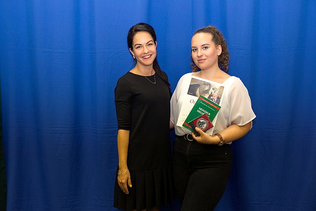 Alföldi Anna és felkészítője Huszár-Samu Nóra tanárnő.