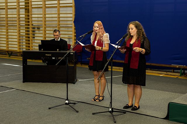 Alföldi Anna és Ördög Szimonetta II. éves tanító szakos hallgatók műsora. Zongorán kísért dr. Kosóczki Tamás, főiskolai docens, orgonaművész.