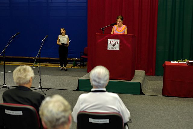 Dr. Kanizsai Mária köszöntötte a díszdiplomás pedagógusokat.
