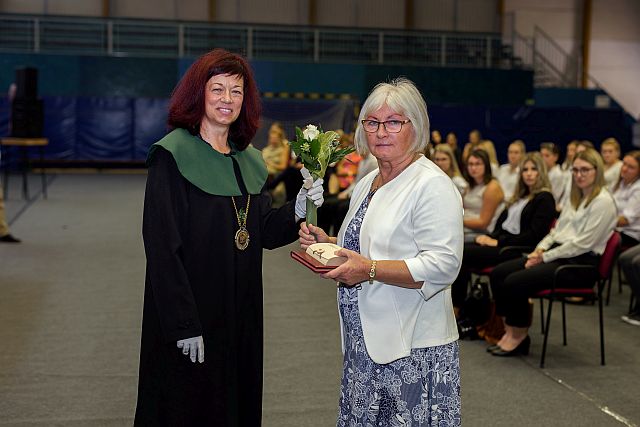 Dr. Éber Elődné, aki évtizedeken át dolgozott az Eötvös József Főiskola Gyakorló Általános Iskolájában szakvezetőként és gyakorlati képzésért felelős igazgatóhelyettesként.