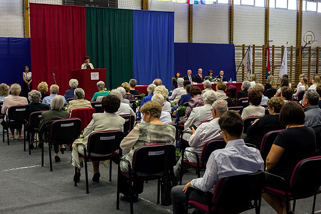 A díszdiplomások nevében Juhász Béla Zoltánné mondott beszédet.