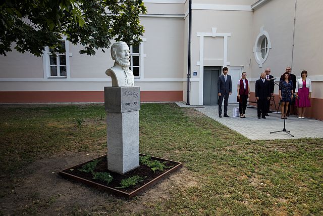 Szoboravatás a főiskola udvarán.