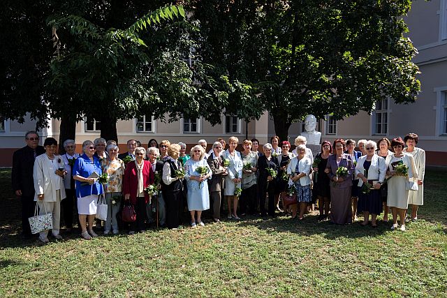 Díszdiplomások köszöntése az intézményben.