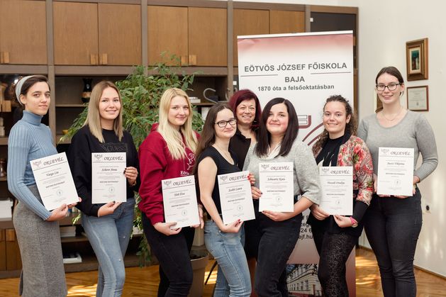 Rektori ösztöndíjban részesült hallgatók dr. Szilágyiné dr. Szinger Ibolya rektorral.