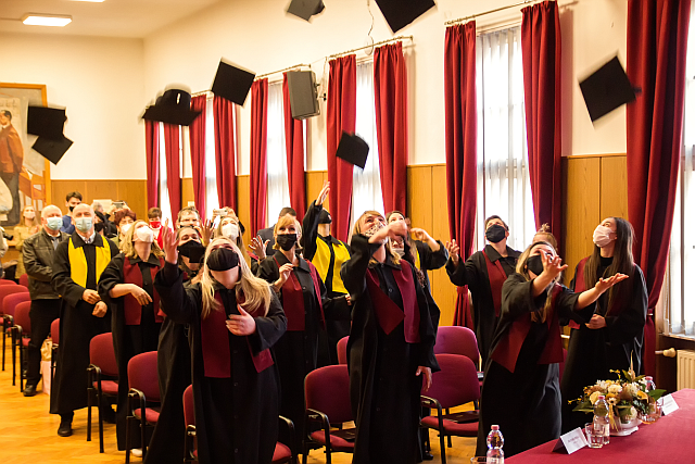 Kalapfeldobás az ünnepség végén.