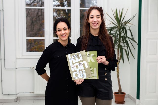 Csapó Zsófia tanító szakos hallgató és Huszár-Samu Nóra felkészítő oktatója.