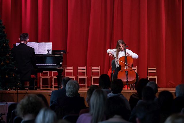 Neszvecskó  Lídia gordonkázott az ünnepségen.