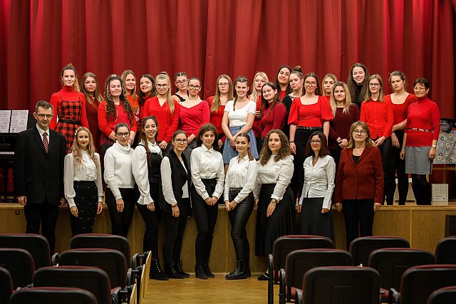 A karácsonyi műsorban szereplő pedagógushallgatók és felkészítő oktatóik.