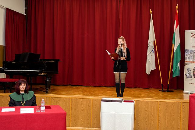 Ördög Szimonetta szavalata.