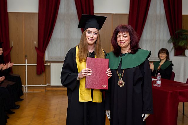 Horváth Angéla rektori dicséretben részesült.