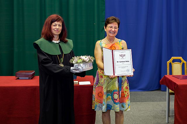 Dr. Kanizsai Mária főiskolai tanár elismerésben részesült.