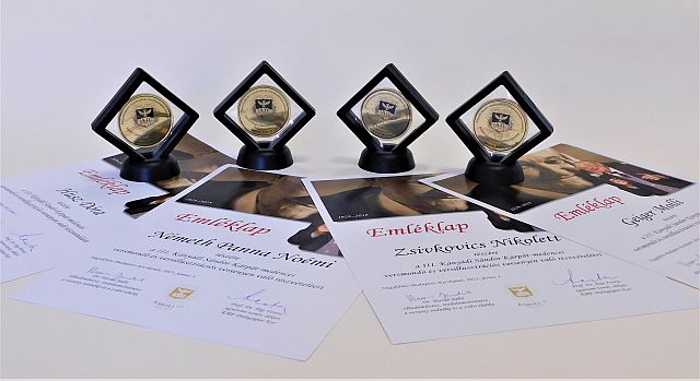 Versillusztrációs versenyen díjazott hallgatók oklevelei.