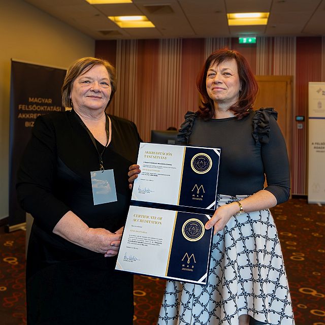 Dr. Szilágyiné dr. Szinger Ibolya rektor vette át az intézményakkreditációs oklevelet a MAB elnökétől, prof. dr. Csépe Valériától. 