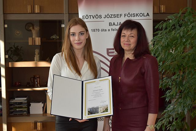 Horváth Angéla III. évfolyamos gazdálkodási és menedzsment szakos hallgató és dr. Szilágyiné dr. Szinger Ibolya rektor