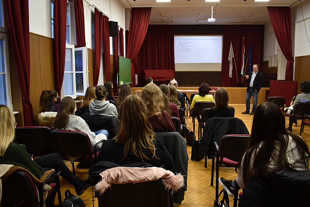 Dr. Póla Péter előadása.