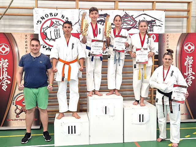 Szerény Csenge Nóra a Baja Kyo Dojo csapatával.