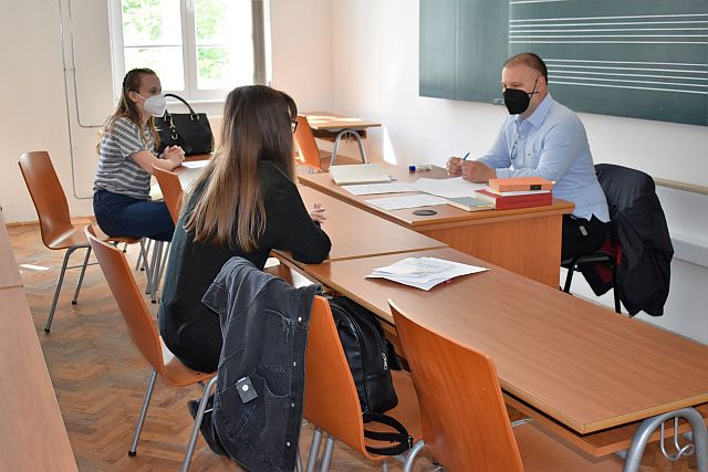 Dr. Bordás Sándor a leendő hallgatókkal.
