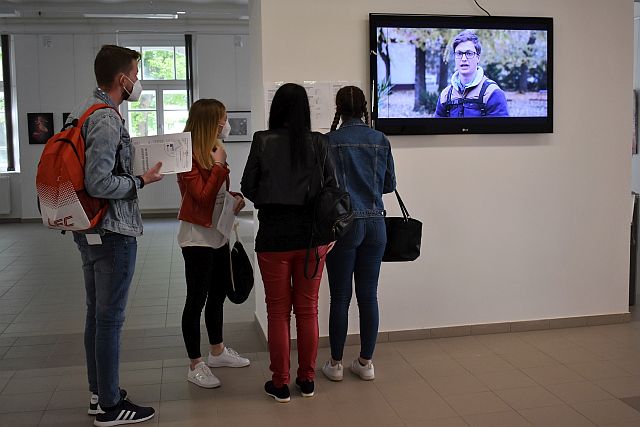 Leendő hallgatók a főiskolán.