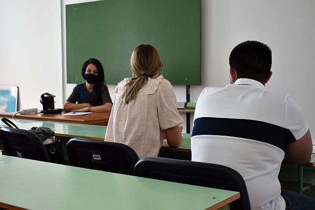 Huszár-Samu Nóra a főiskola oktatója a leendő hallgatókkal.