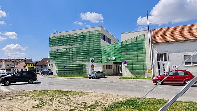 Tripolszki Gyógyszertár Drive-In egysége Eszéken.