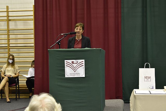 Dr. Kanizsai Mária köszöntötte a díszdiplomásokat.