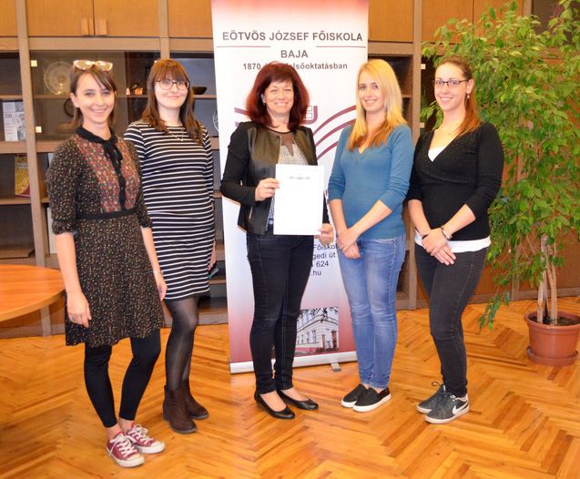 A versenyen résztvevő hallgatók és Dr. Szilágyiné dr. Szinger Ibolya felkészítő tanár