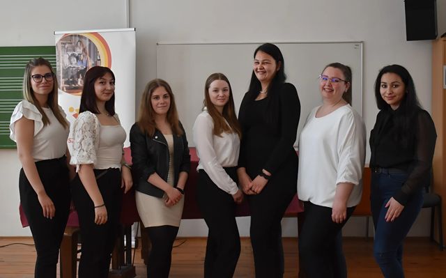 Intézményi versmondó verseny.