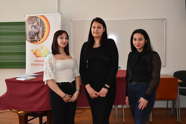 Intézményi versmondó verseny.