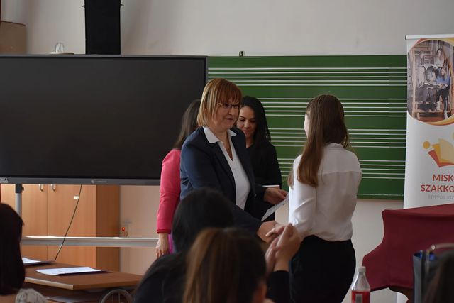 Intézményi versmondó verseny.