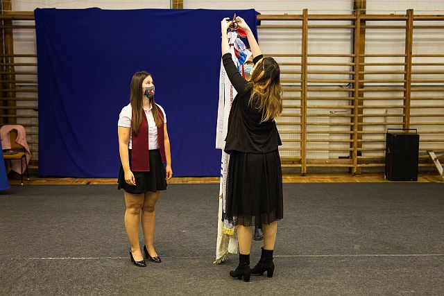 Hallgatóink szalagot tűztek a főiskola zászlójára.