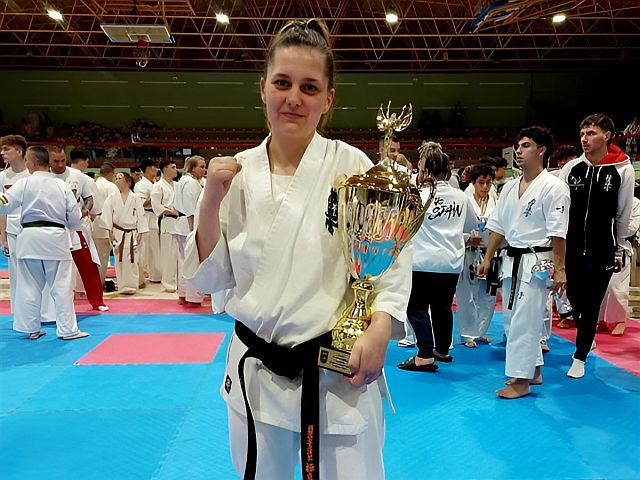 Szerény Csenge Nóra