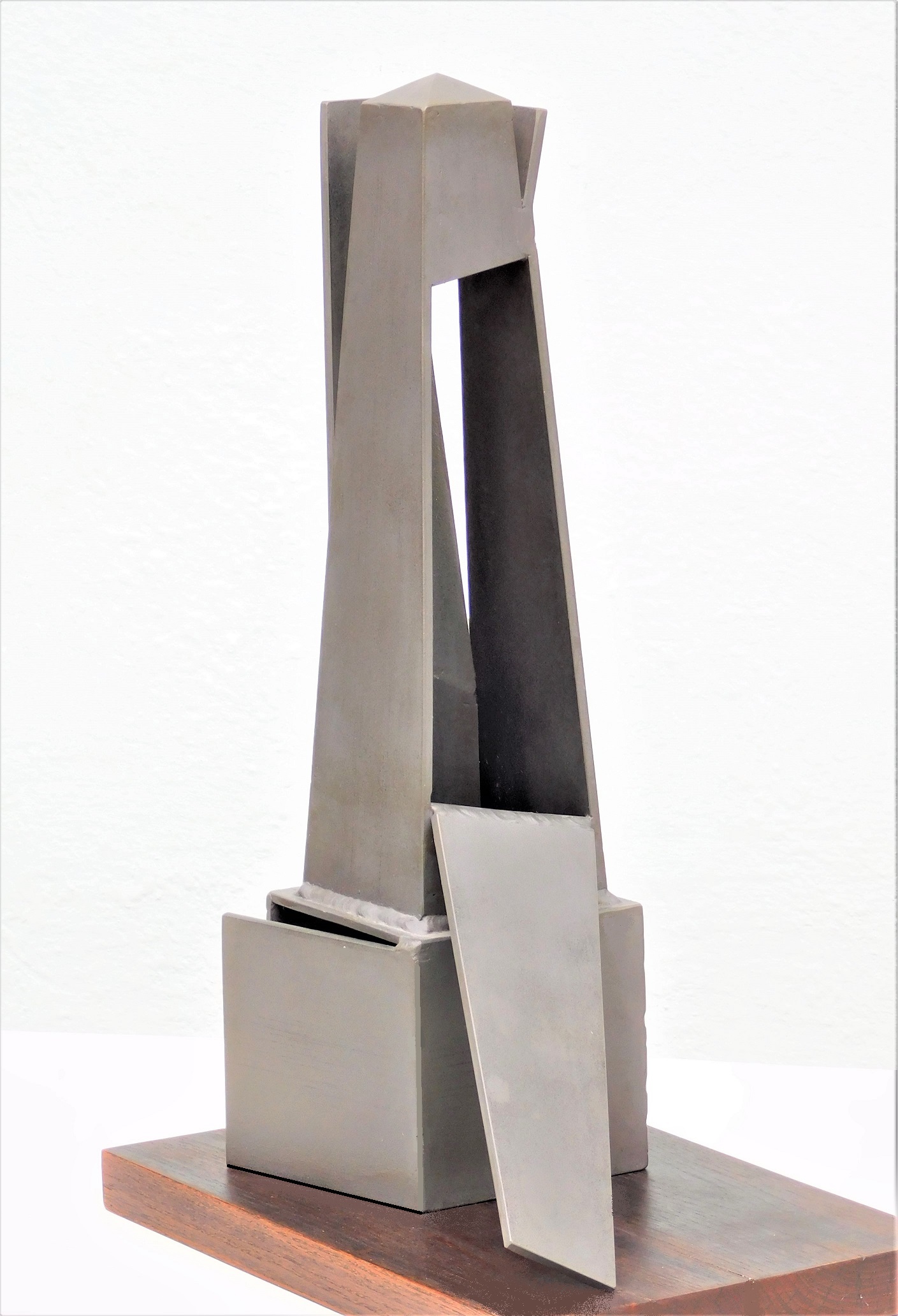 A szobrászművész által készített pályamű makettje.