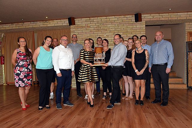 A végzett hallgatók az Intézet oktatóival, munkatársaival.